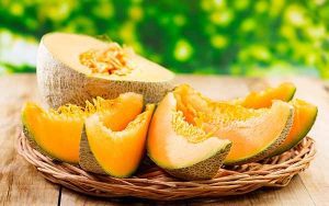 O melão cantaloupe é uma deliciosa fruta possuinte de uma grande variedade de benefícios à saúde, incluindo fortificação do sistema imune, garantia de pele e olhos saudáveis, redução das chances de câncer, prevenção de artrite, diminuição dos níveis de estresse e melhor controle da diabetes.