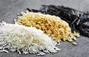 Os benefícios do arroz incluem sua habilidade de fornecer energia de forma rápida, regular e melhorar os movimentos do intestino, estabilizar os níveis de açúcar no sangue e retardar o processo de envelhecimento, enquanto é também uma fonte essencial de Vitamina B1 para o corpo humano.