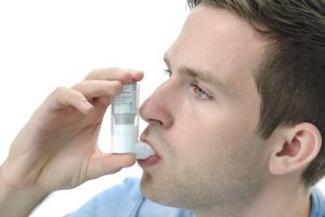 Asma é uma doença crônica que ocorre por conta da inflamação das vias aéreas respiratórias. Basicamente, asma é o estreitamento dos bronquíolos