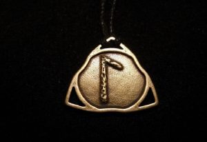 Runa laguz, uma runa complexa. A marca da energia de Mercúrio. Está associada ao chakra sahas-radala. É a runa da intuição.