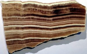 O ônix de mármore deve seu nome a sua estrutura fibrosa: parece heterogêneo, como se fosse "moldado" de tiras coloridas. Os pedaços são lindos.