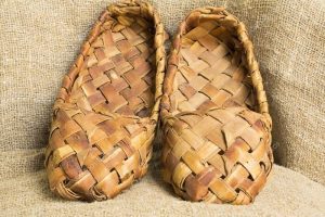 Os camponeses na Rússia caminhavam descalços durante o verão. Embora muitos tivessem sapatos de bast (sapatos caseiros feitos com casca de vidoeiro)