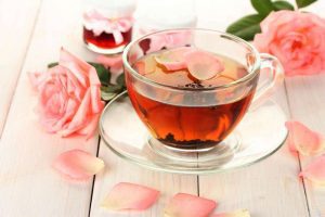 Chá de pétalas de rosa saúde magia